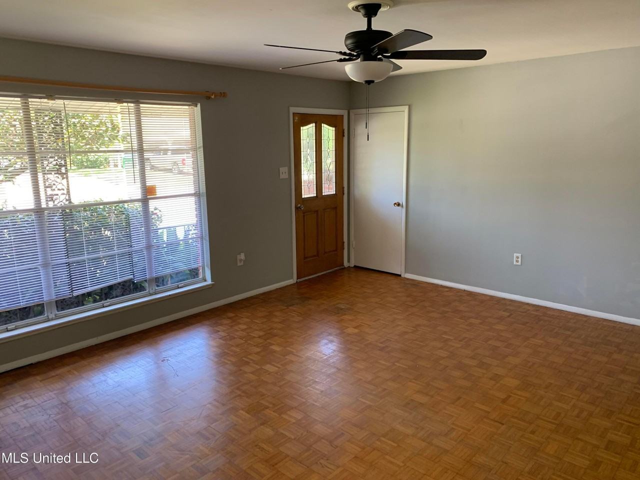 2504 Middlecoff Dr - Photo 2 of 9