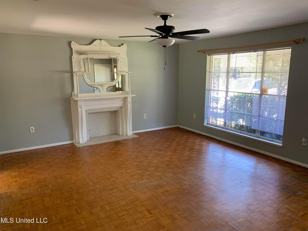2504 Middlecoff Dr - Photo 3 of 9