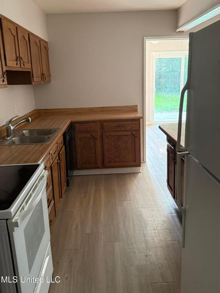 609 Academy Dr - Photo 3 of 19