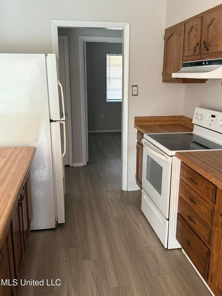 609 Academy Dr - Photo 4 of 19