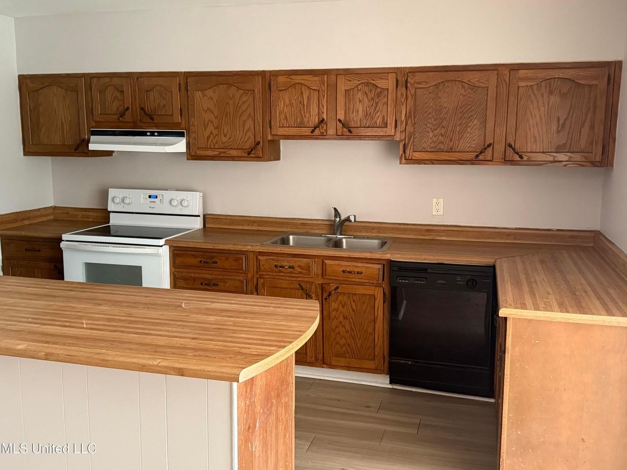609 Academy Dr - Photo 5 of 19