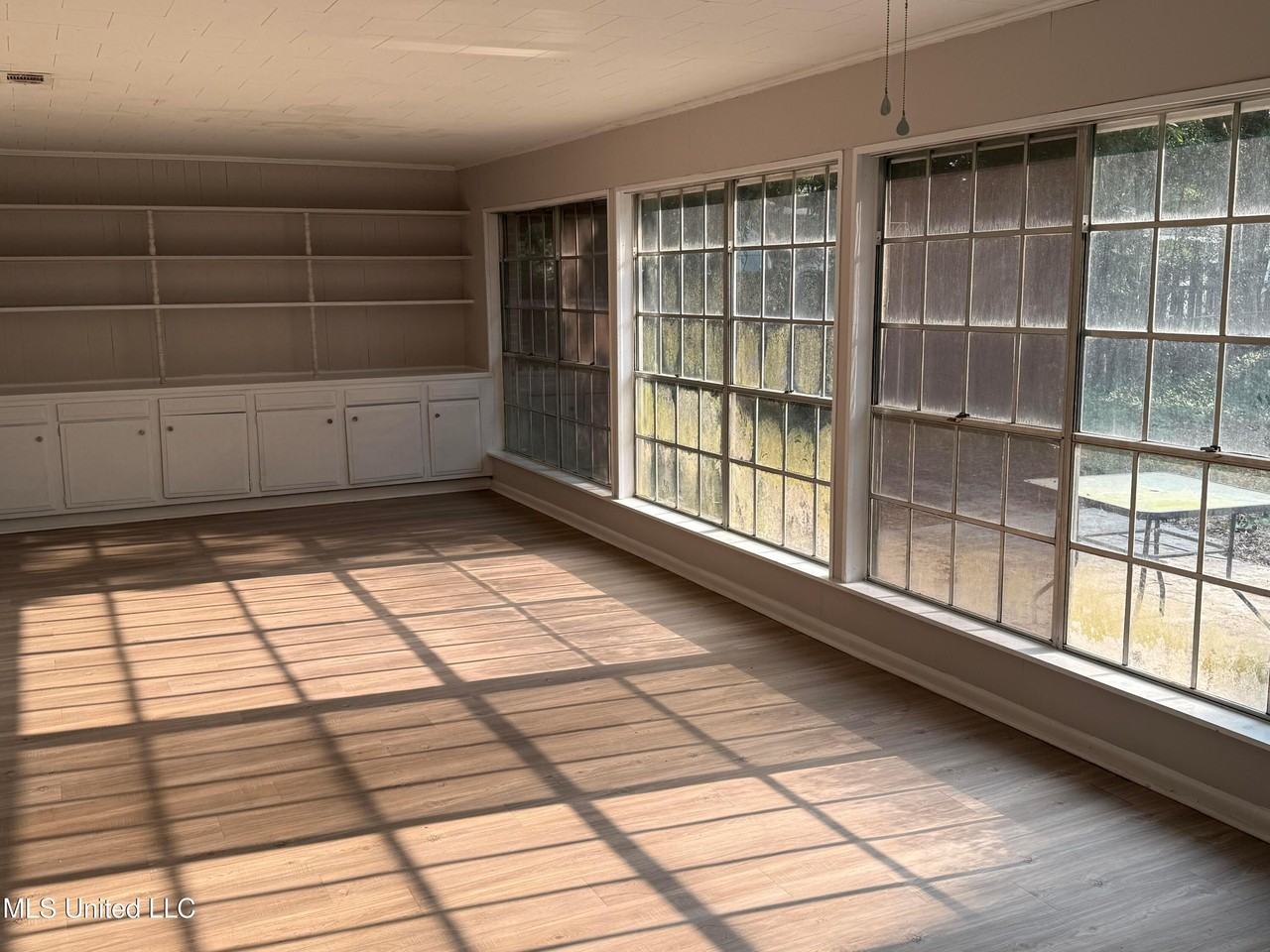 609 Academy Dr - Photo 6 of 19