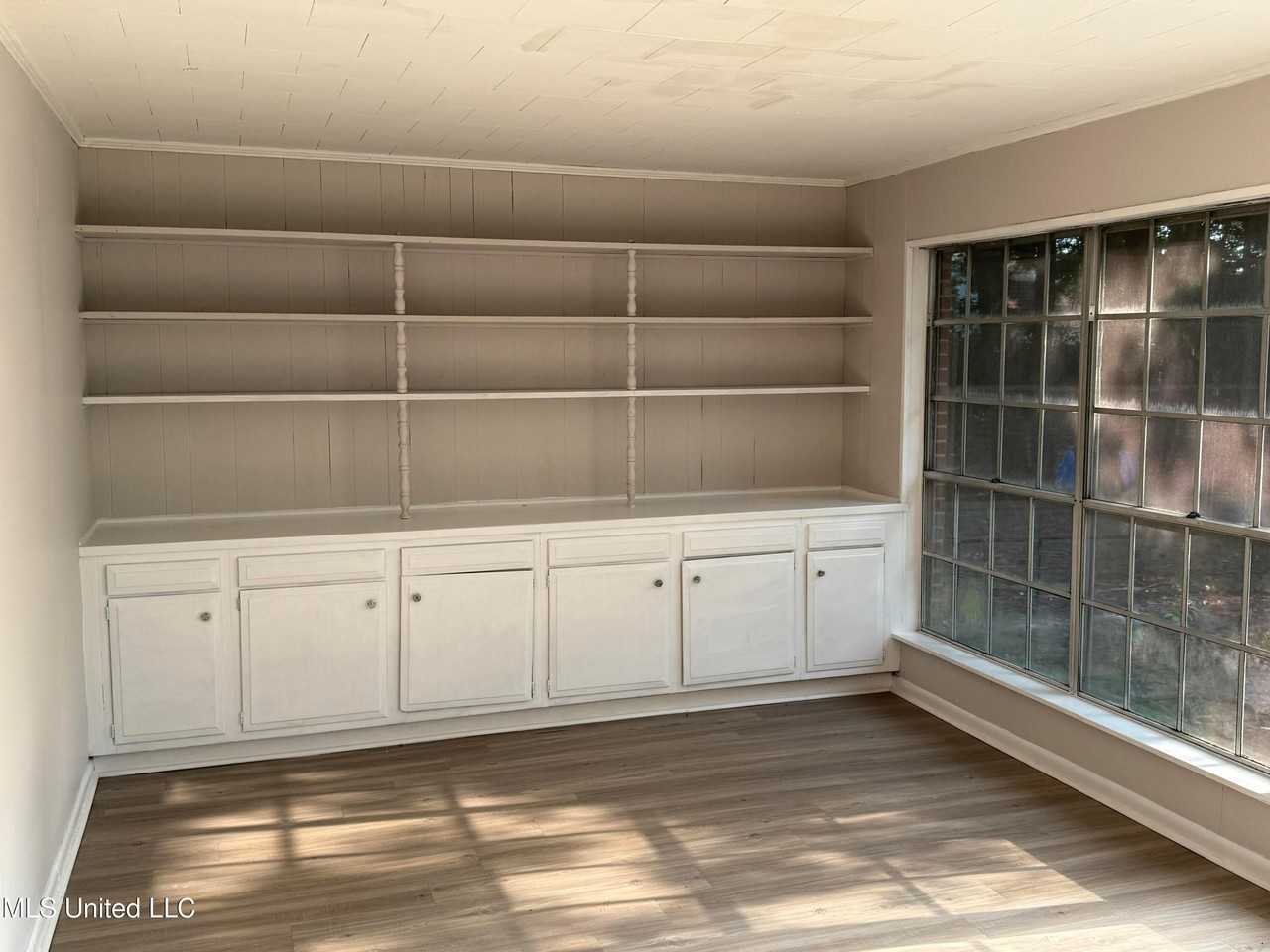 609 Academy Dr - Photo 7 of 19