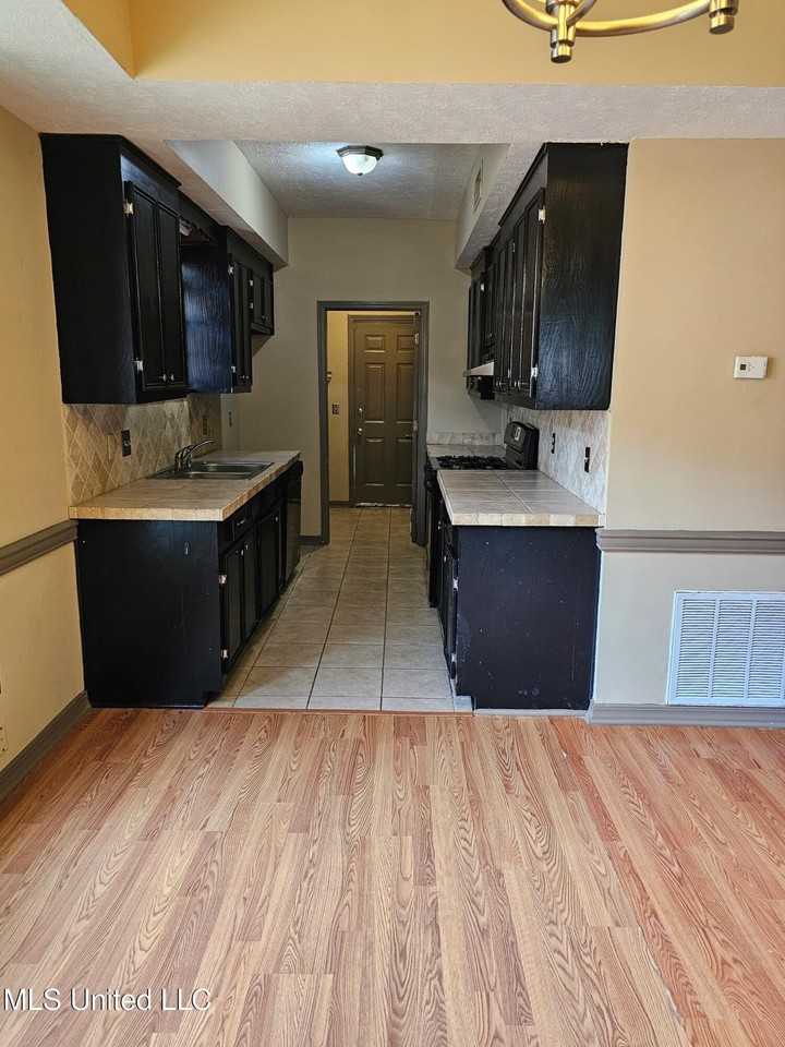 472 Brendalwood Dr - Photo 4 of 16