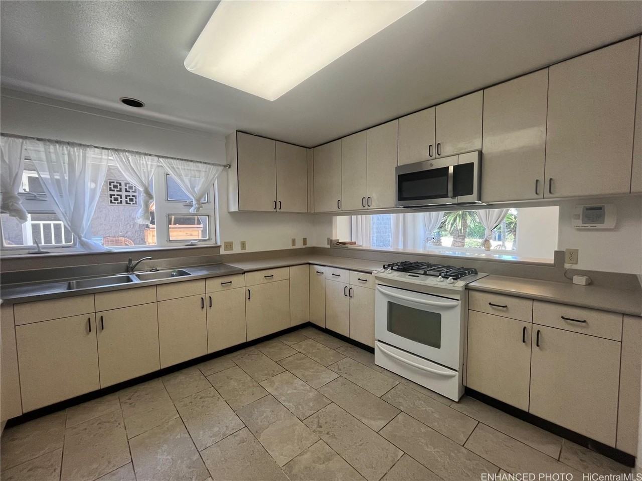 3388 Kilauea Ave - Photo 6 of 25