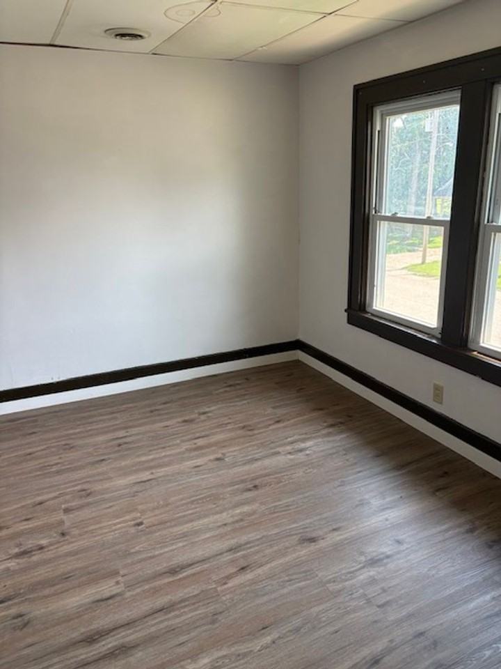 302 Clay St - Photo 6 of 9