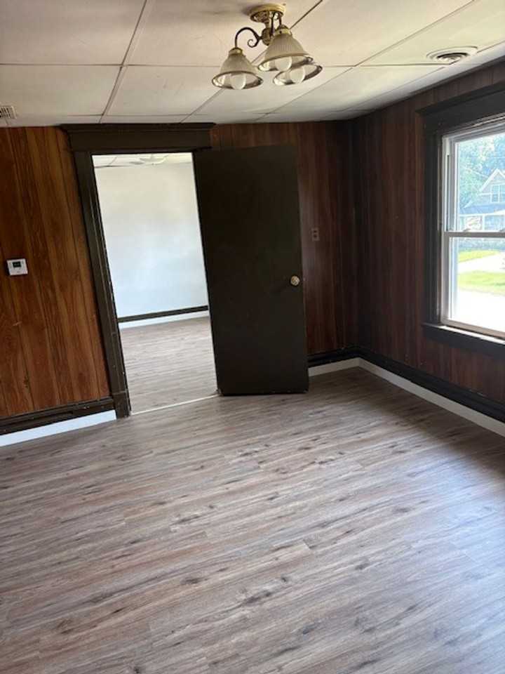 302 Clay St - Photo 7 of 9