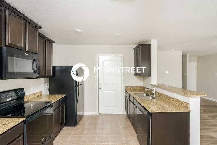 6138 Lakefront St - Photo 7 of 17