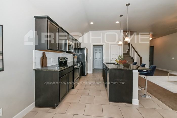 8161 Brighton Ave - Photo 2 of 17