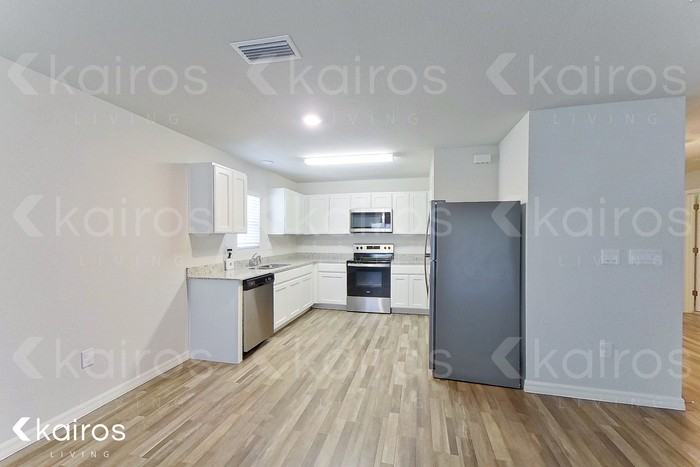 1247 Huntington St - Photo 5 of 20