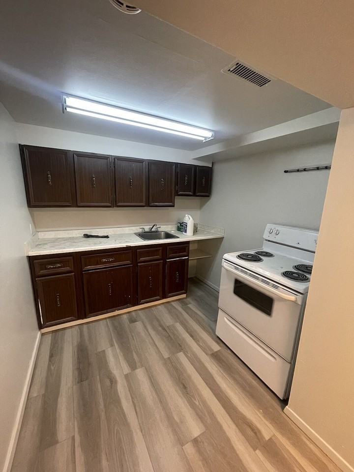209 21 Ave Nw - Photo 3 of 8