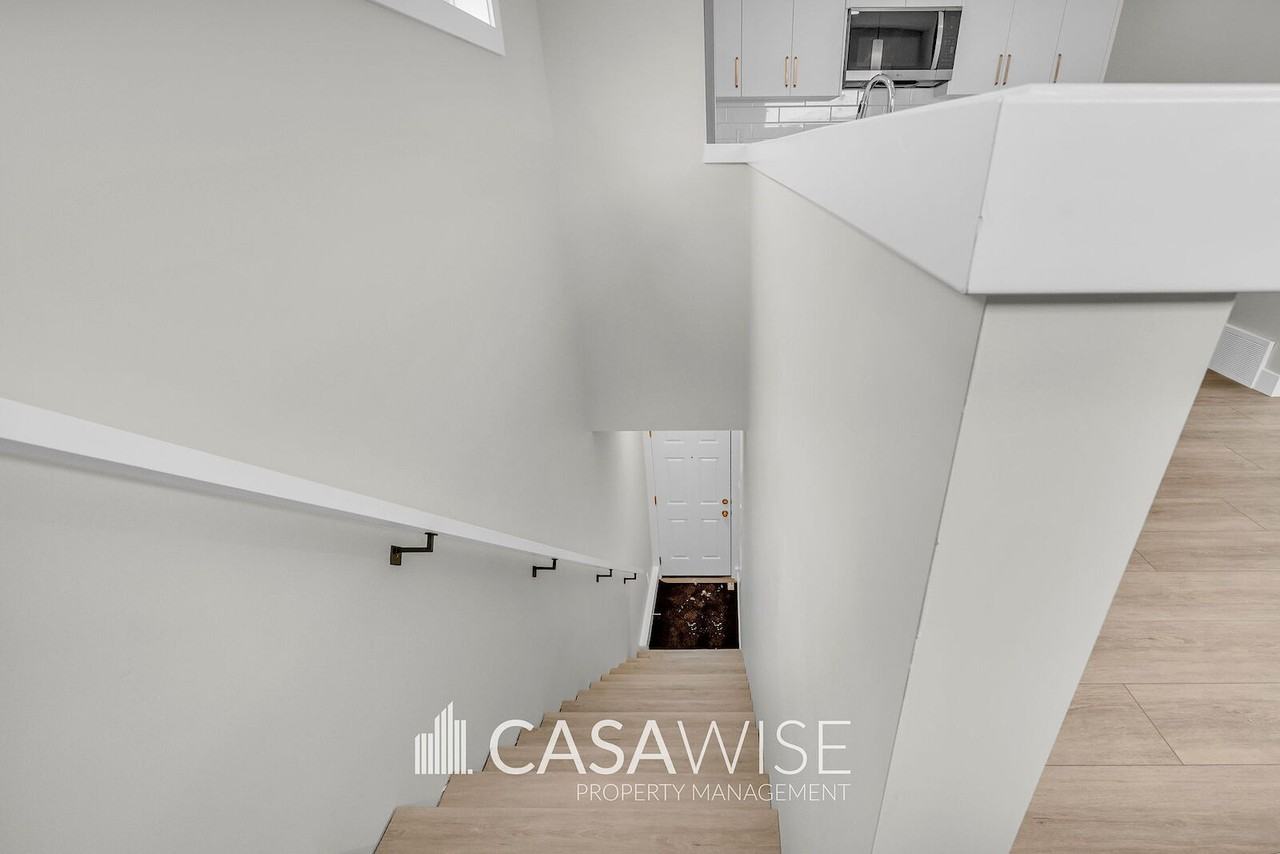 1059G Berg Pl - Photo 7 of 15