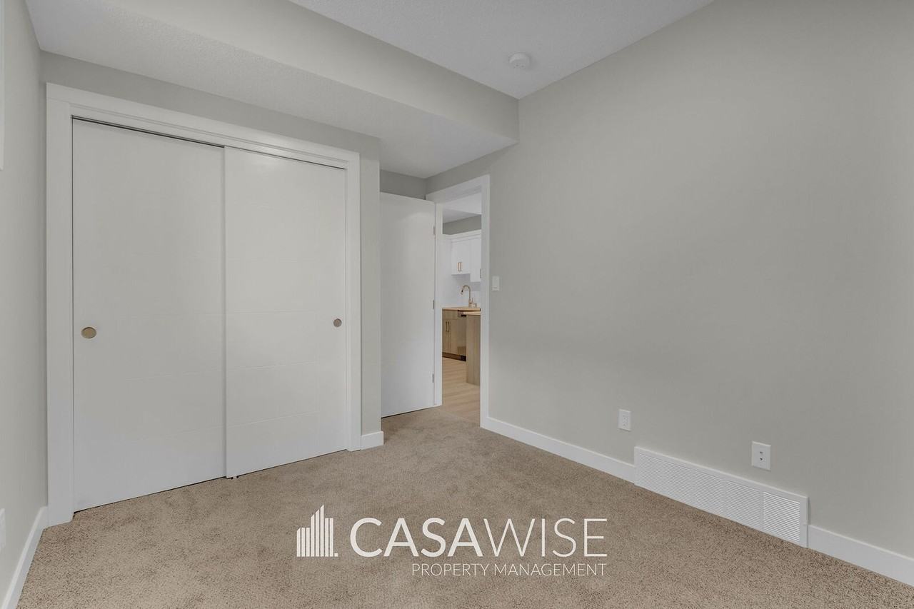 1067 Berg Pl - Photo 4 of 11