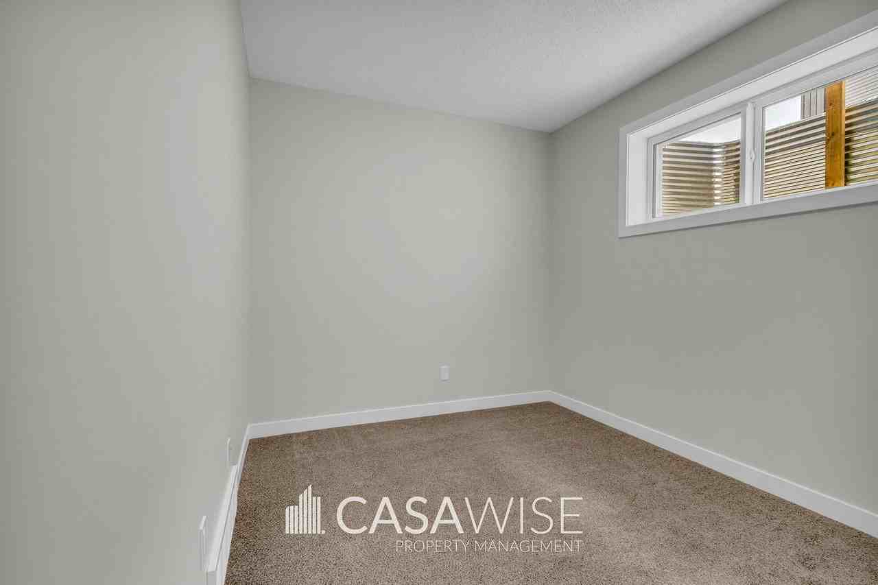 1067 Berg Pl - Photo 6 of 11