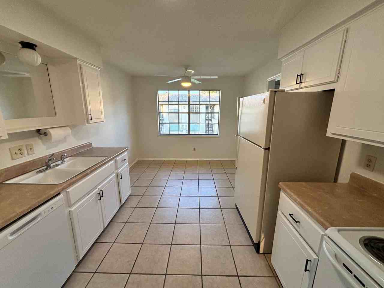 3-bedroom, 2-bathroom condo in Norman with central heat and air and washer and dryer provided - Photo 4 of 31