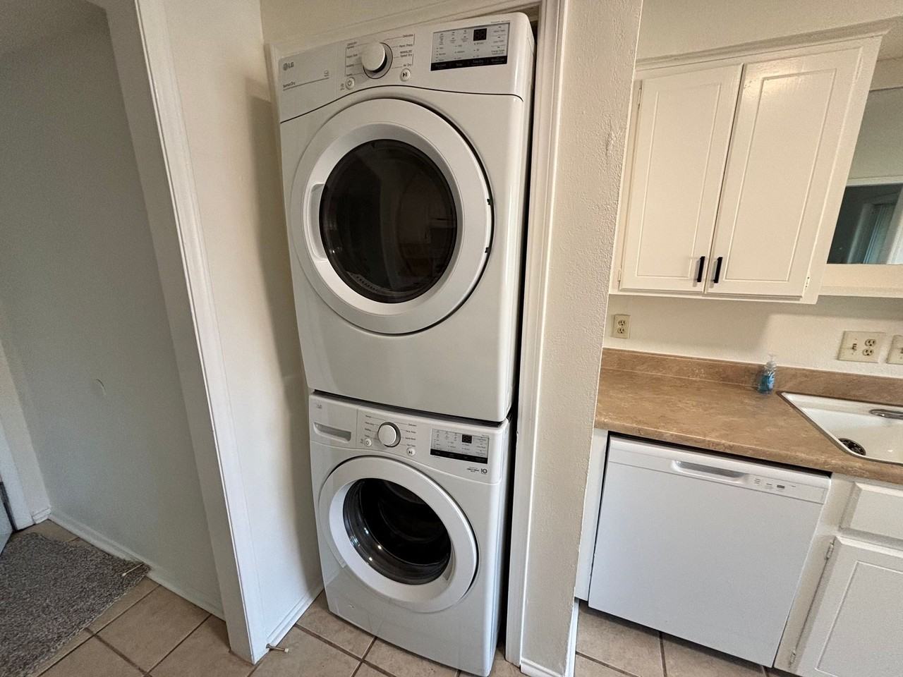 3-bedroom, 2-bathroom condo in Norman with central heat and air and washer and dryer provided - Photo 5 of 31