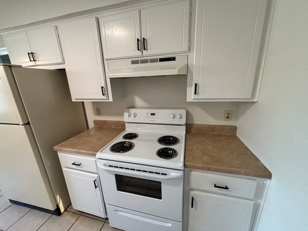 3-bedroom, 2-bathroom condo in Norman with central heat and air and washer and dryer provided - Photo 6 of 31