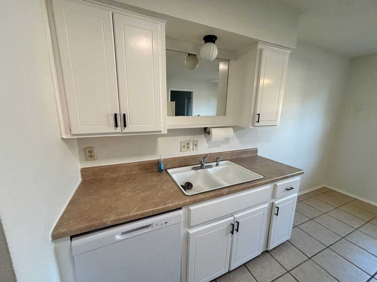 3-bedroom, 2-bathroom condo in Norman with central heat and air and washer and dryer provided - Photo 7 of 31