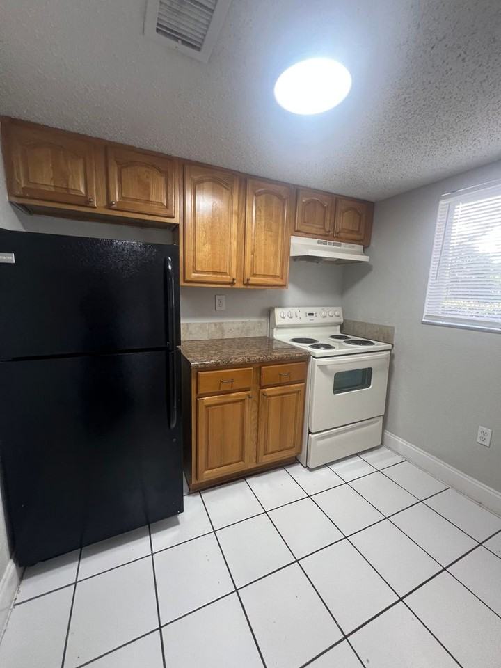 11584 Nw 39th St - Photo 2 of 8