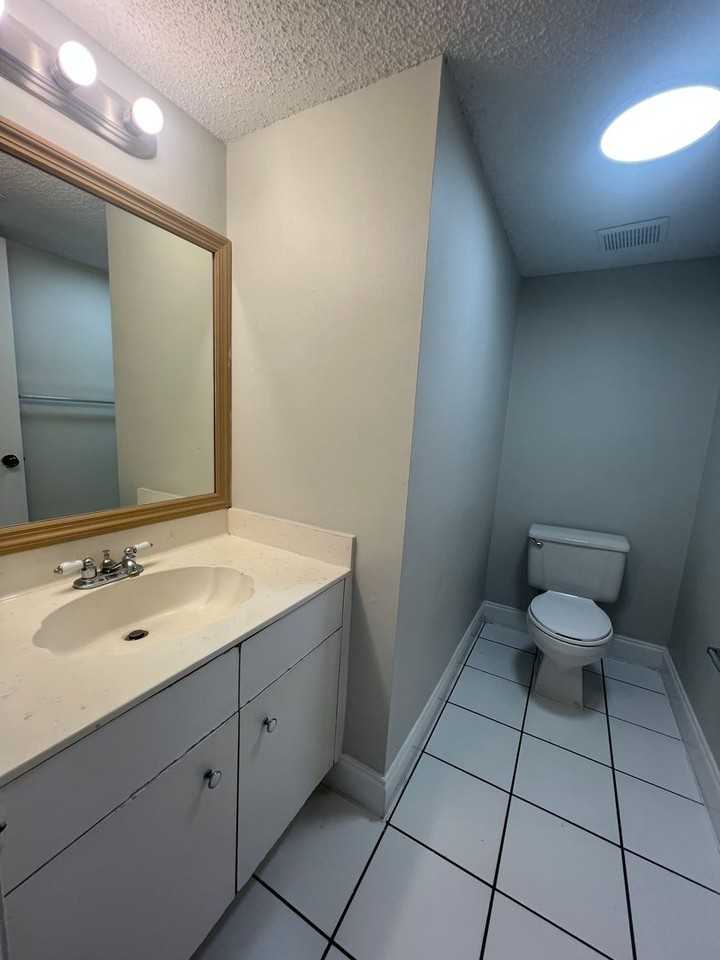11584 Nw 39th St - Photo 3 of 8