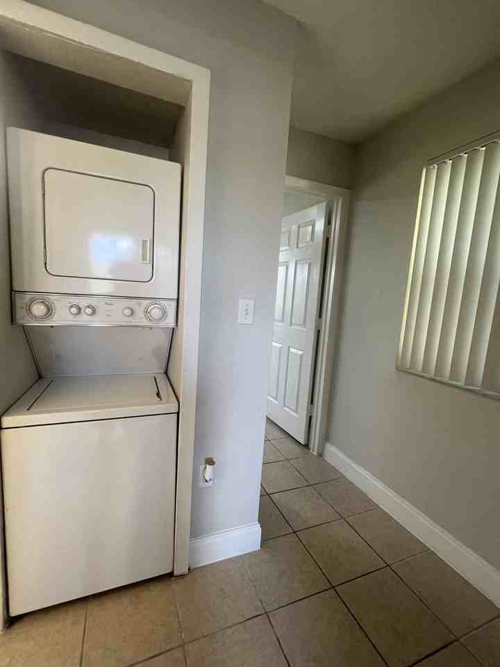 11584 Nw 39th St - Photo 5 of 8
