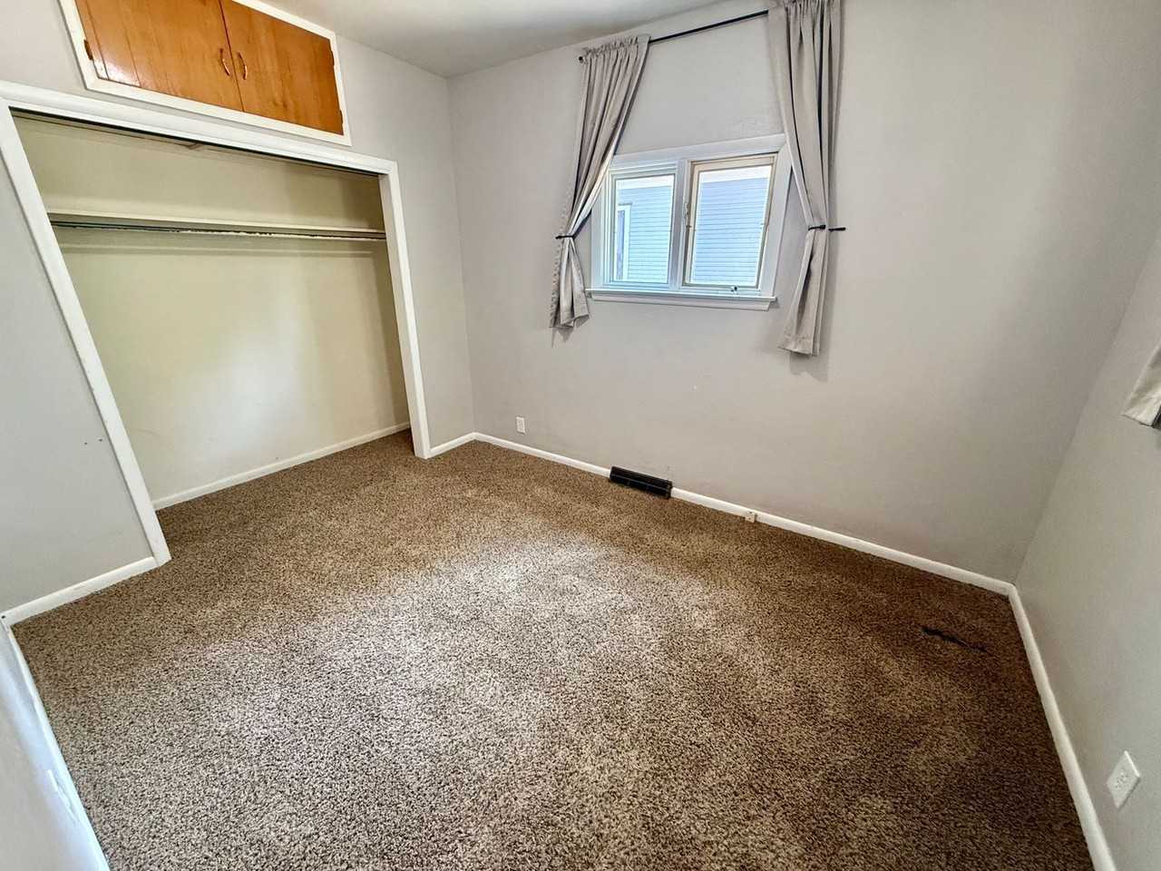 931 W Oak St - Photo 4 of 43