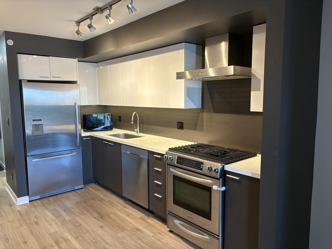 Renfrew St & E 2nd Ave #507 - Photo 2 of 17
