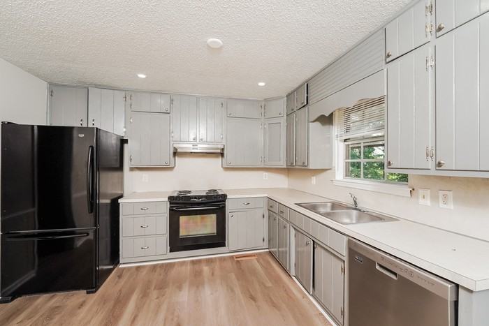 611 Ashwood Ln - Photo 4 of 10