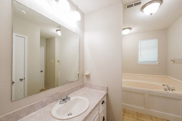 611 Ashwood Ln - Photo 6 of 10