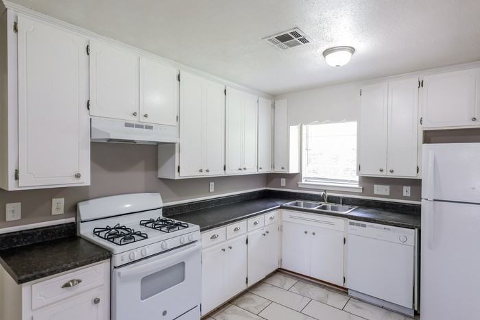 6224 Nature Ct - Photo 5 of 10