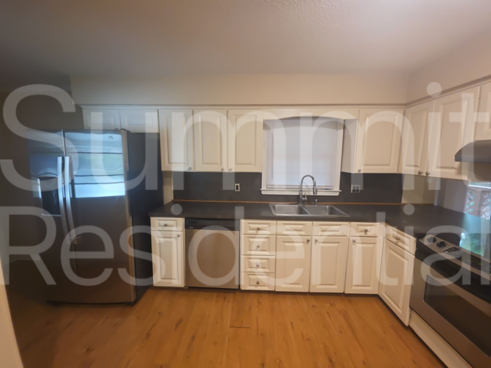 1908 Medfield Rd - Photo 6 of 26