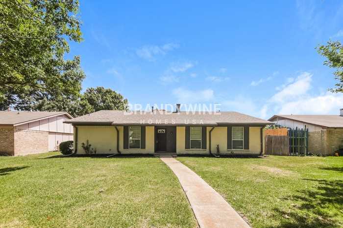 1821 Whiteoak Dr - Photo 2 of 25