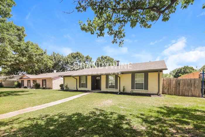 1821 Whiteoak Dr - Photo 3 of 25