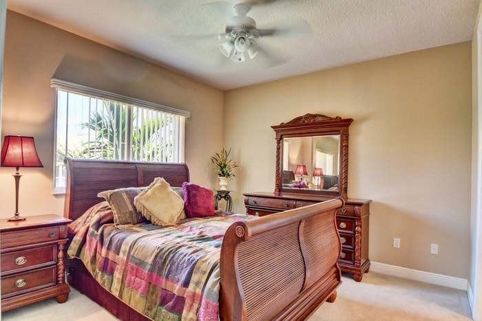 3048 Ne 7th Dr #NA - Photo 7 of 9