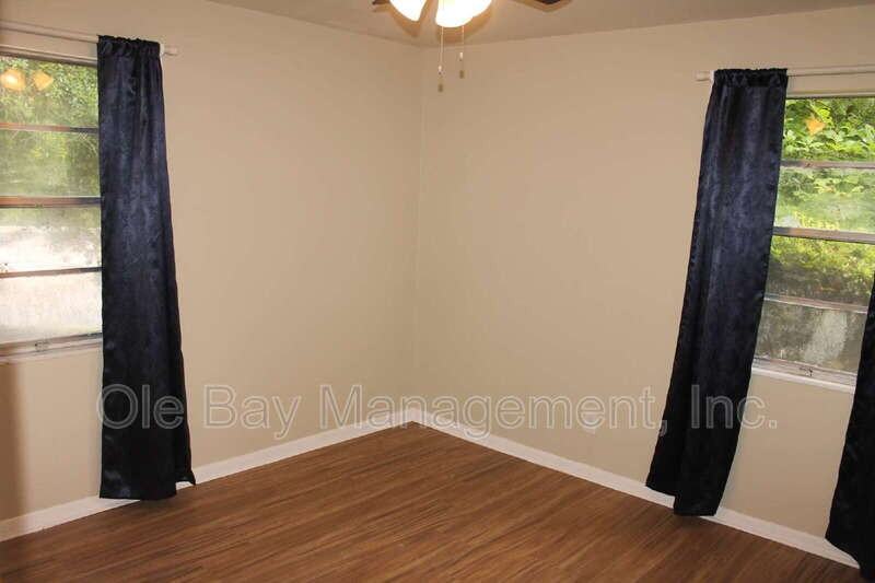 1002 Centerwood Dr - Photo 3 of 10
