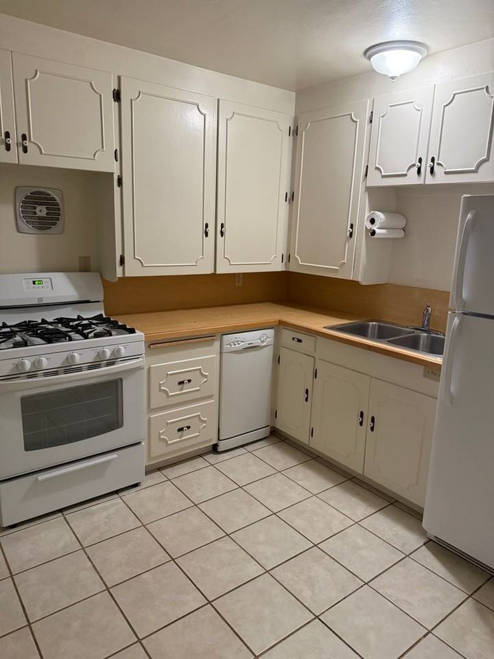 135 Hyatt Ln - Photo 6 of 12