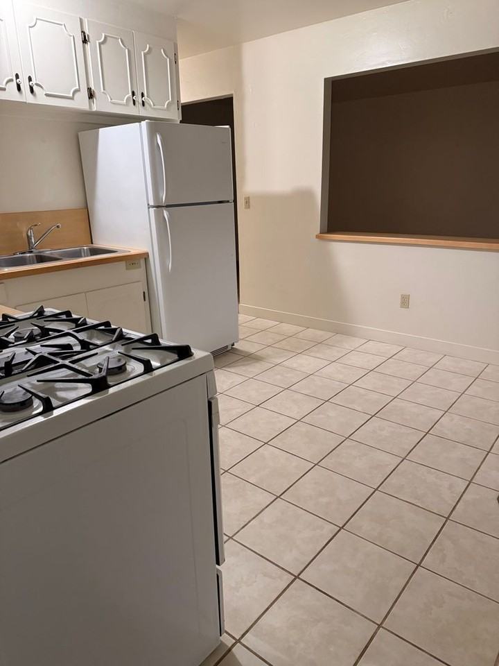 135 Hyatt Ln - Photo 7 of 12