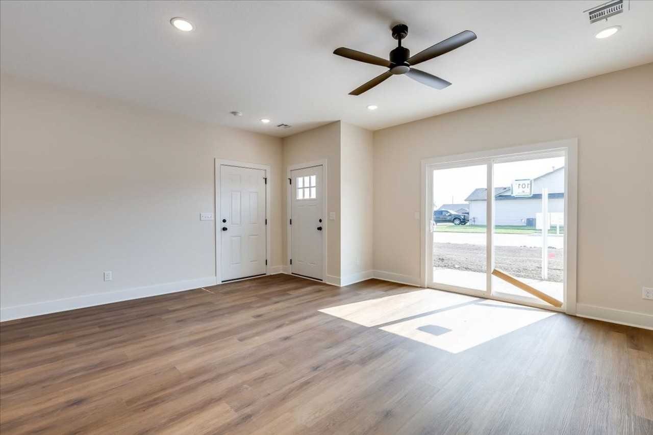 101 101 N Mendocino Ct - Photo 3 of 23