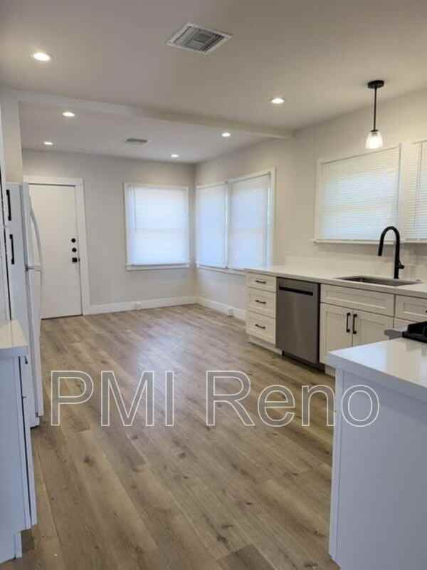 611 E 2nd St - Photo 4 of 18