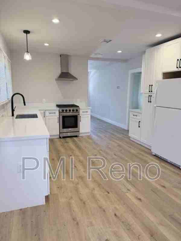 611 E 2nd St - Photo 5 of 18