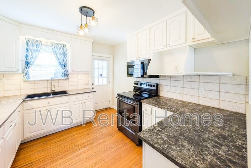 2245 Lake Shore Blvd - Photo 2 of 17
