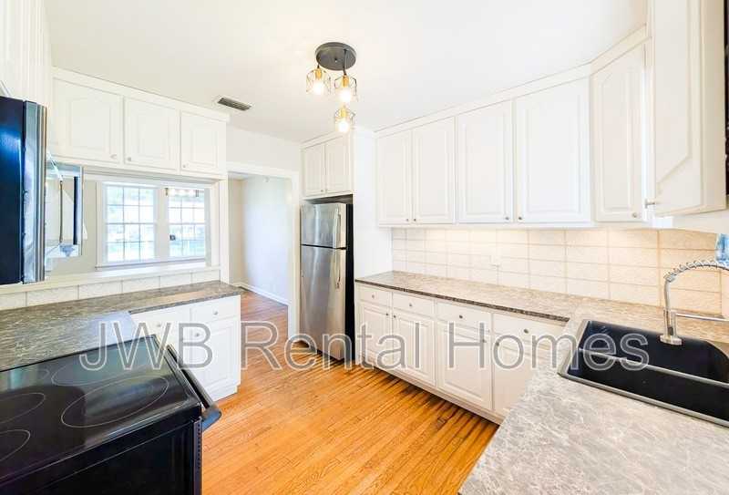2245 Lake Shore Blvd - Photo 4 of 17