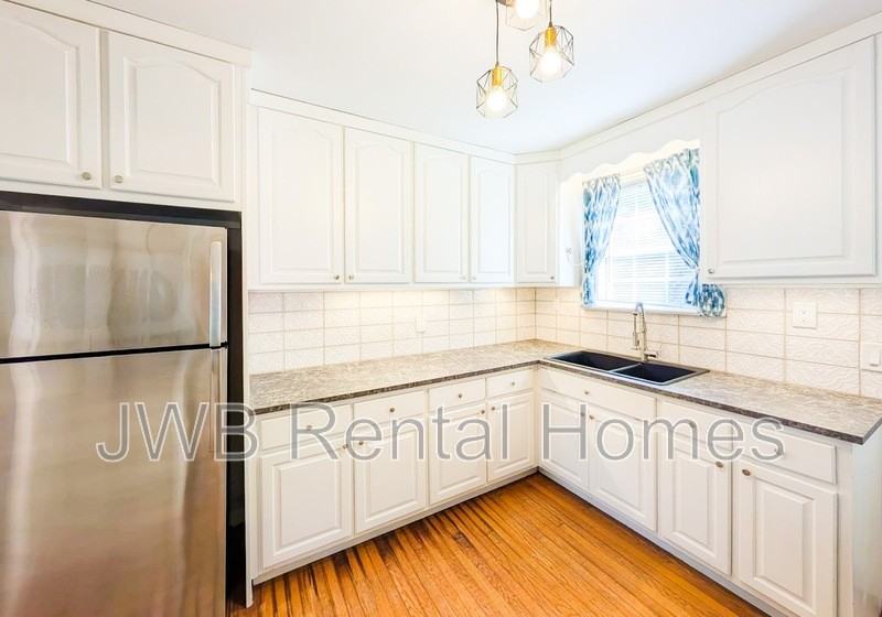2245 Lake Shore Blvd - Photo 5 of 17