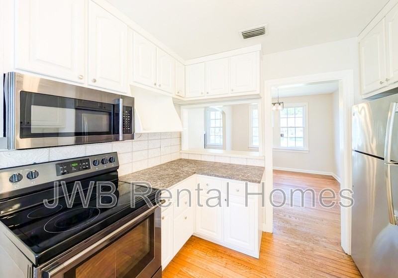 2245 Lake Shore Blvd - Photo 6 of 17
