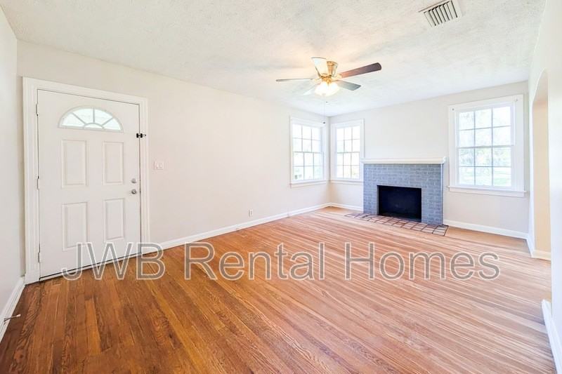 2245 Lake Shore Blvd - Photo 7 of 17