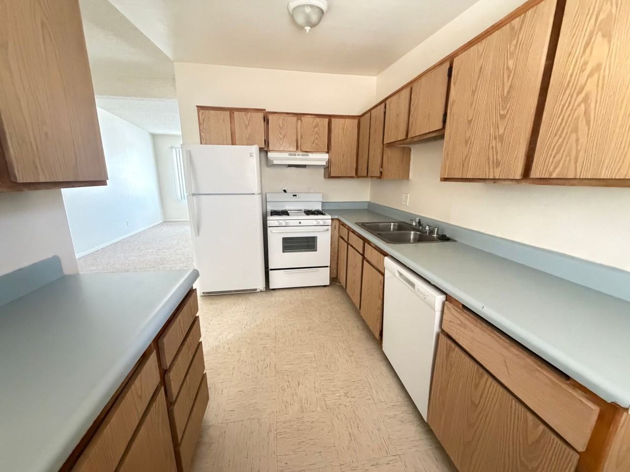246 Kasmir St - Photo 3 of 10