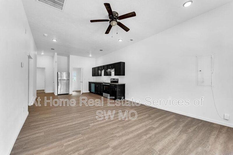 522 S Broadway Ave - Photo 3 of 15