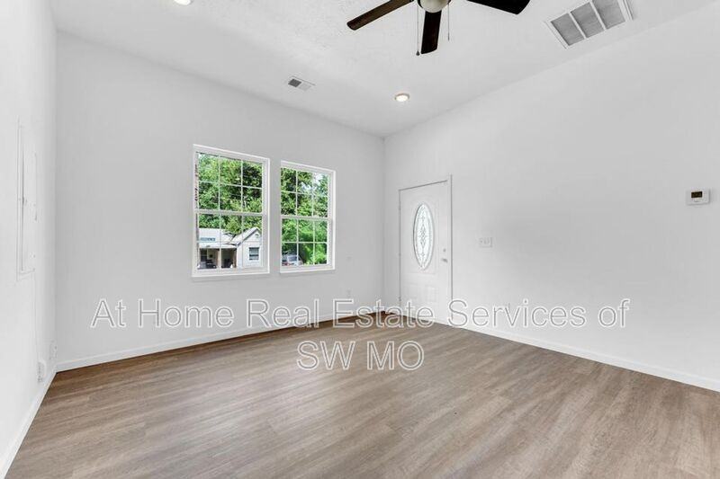 522 S Broadway Ave - Photo 4 of 15