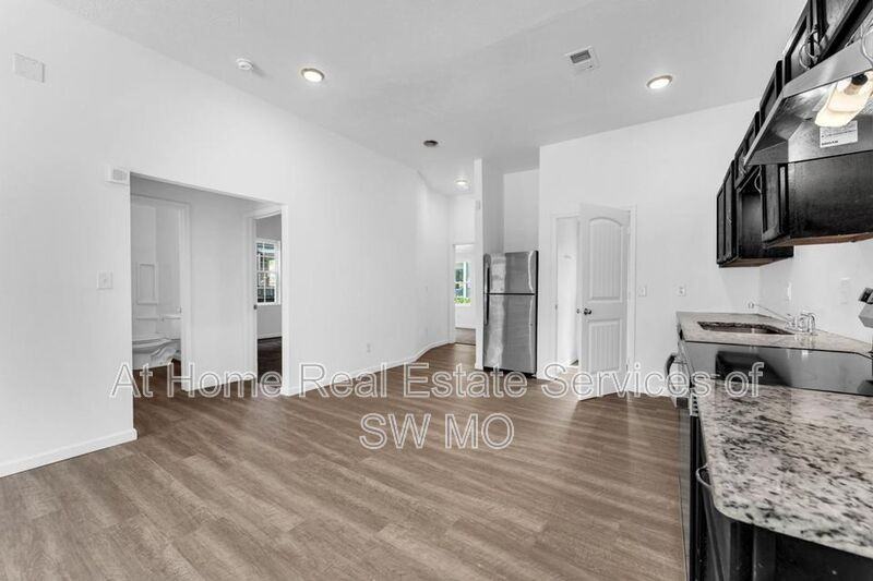 522 S Broadway Ave - Photo 5 of 15
