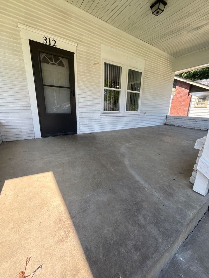 312 W King St - Photo 2 of 6